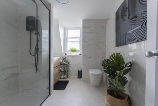 Parade Gardens Boutique Apartments- Central, Grade I Listed, 4K TVs, Hidden Views - Bath - 9