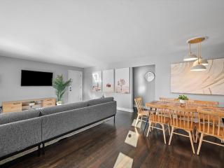 Stylish and Bright 3Bd Home, Amazing Deck, Game Room, Free Parking - 9