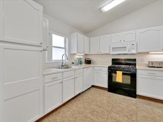 6BD - Pool, BBQ & Movie Theater - 10 Mins to Disney - 5