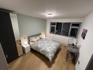 Modern suite - Feltham - 4