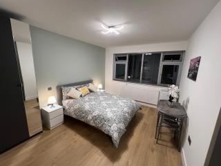 Modern suite - Feltham - 1