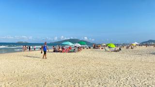 Espaço prático e clean 700 mts praia - 2