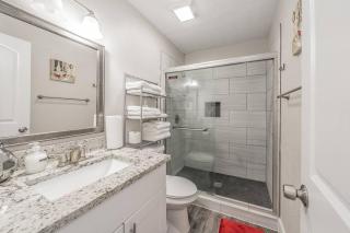 Walk to AT&T stadium, KING BED! Close 2 Everything - Arlington - 9