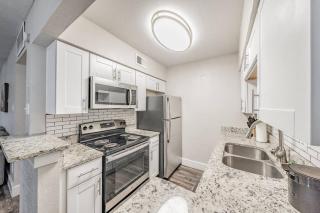 Walk to AT&T stadium, KING BED! Close 2 Everything - Arlington - 3