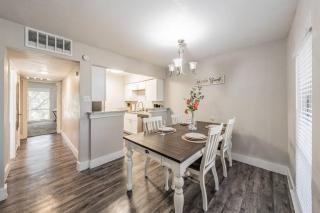 Walk to AT&T stadium, KING BED! Close 2 Everything - Arlington - 2