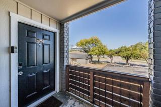Walk to AT&T stadium, KING BED! Close 2 Everything - Arlington - 1
