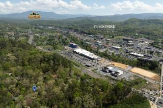 1 Mile to Dollywood 7 miles to Gburg HotTub Rustic - 4
