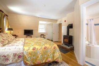Private Tavern, Hot Tub, 8-Fireplaces, Spa Baths, Fire Pit, Baths Ensuite - Shop or Ski! - Landgrove Town Center - 1