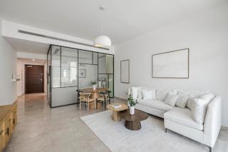 1BR with Study City View Bay Square - 2