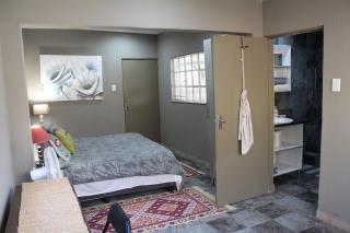 Tucked-Away 1&2 Bedroom Houses - Nelspruit - 6
