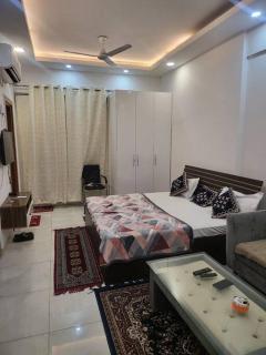 A cozy studio aptt The rest nest - Noida - 9