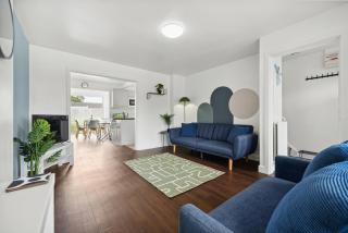 Modern 3BR, Sleeps 6, Great for groups, free parking, fast WiFi - 0