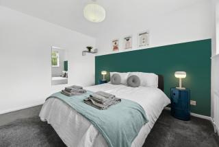 Modern 3BR, Sleeps 6, Great for groups, free parking, fast WiFi - 9