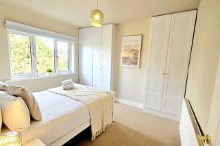 3 Bedroom House Short Term Rental & Flexible Renting Hornchurch With Free Wi-Fi, Free parking & Garden Sleeps 6! - Hornchurch - 8