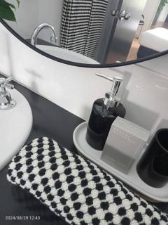 Cairns Chic Suite - Motel Room A - Woree - 7