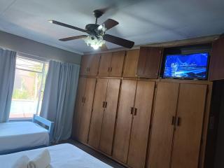 Ay Jay's Guesthouse - Bloemfontein - 5