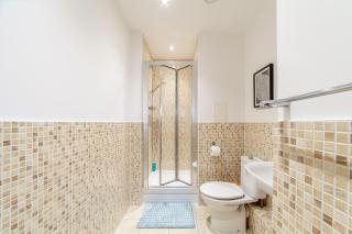 Top-Rated Penthouse - King Size Bed & Free Parking - Romford - 2
