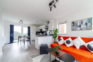 Top-Rated Penthouse - King Size Bed & Free Parking - Romford - 3