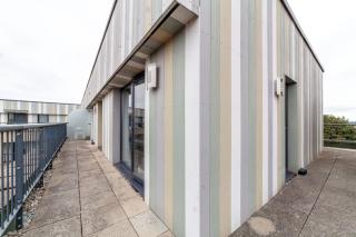 Top-Rated Penthouse - King Size Bed & Free Parking - Romford - 6