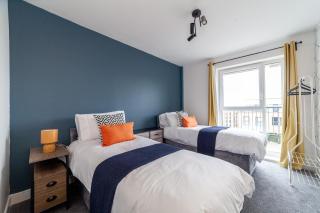 Top-Rated Penthouse - King Size Bed & Free Parking - Romford - 8