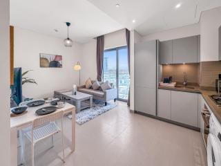 EaseMyTrip - Cozy and Elegant 1BR Apt with Large Pool and View - Dubai - 4