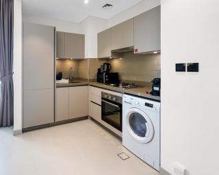 EaseMyTrip - Cozy and Elegant 1BR Apt with Large Pool and View - Dubai - 2