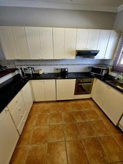 Family-Friendly 2BR Poolside Apartment with Terrace, Universal Area - 1