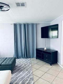 Venice Oasis Beach Ready Retreat - 1