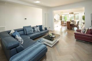 Luxury Pool House with Free Parking - Unico Residences - London - 8