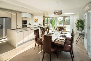 Luxury Pool House with Free Parking - Unico Residences - London - 5