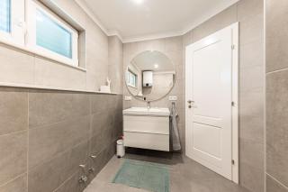 3 Bed Apt Sleeps 6 with Terrace & Flat-screen Tv - 8