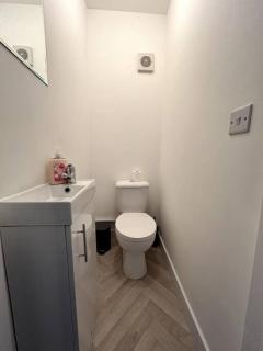 4-Bedroom Semi-Detached Home Swansea l Near Beach l Sleeps 8 l 8 Beds l By JMT Stays - Morriston - 8