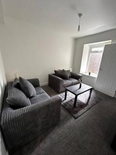 4-Bedroom Semi-Detached Home Swansea l Near Beach l Sleeps 8 l 8 Beds l By JMT Stays - Morriston - 2