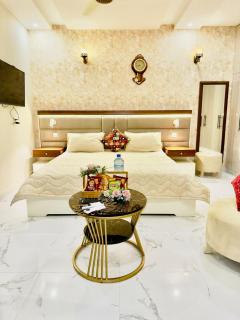 Luxurious Studio Apartment - Lahore - 0