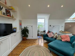 Stunningly Vibrant 1BD Flat Lower Clapton - London - 3