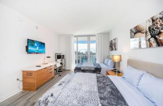 2 Bed 2 Bath With Amazing Bay View And Luxury Pool - Hallandale Beach - 9