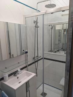 joli studio T2 meublé de 20 m² Située à 2 minutes à pied du MÉTRO - Marseille - 2
