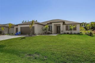 Tranquil Escape Modern Pool Home - Cape Coral - 2