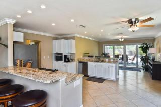 Relax and unwind Spacious pool home close to beach - 6