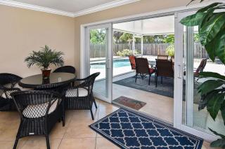 Relax and unwind Spacious pool home close to beach - 5