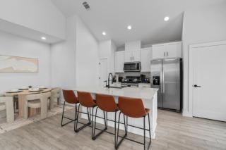 Luxurious Hidden Gem - Downtown Access - Balcony - Austin - 5