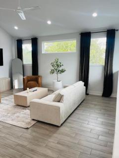 Luxurious Hidden Gem - Downtown Access - Balcony - Austin - 4