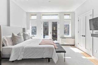 Luxe Studio w Juliet Balcony in Upper East - New York - 3
