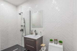 Luxe Studio w Juliet Balcony in Upper East - New York - 4