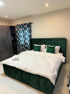 Modern 1 Bedroom Ground Floor Apartment with Serene Mountain Views, close to Aburi Walking Trail - 8