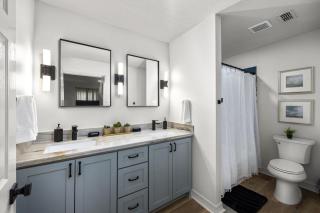 Walkable Montrose 2BR Houston Mural Sleeps 9 - 5