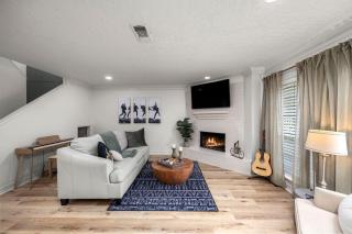 Walkable Montrose 2BR Music Retreat Sleeps 10 - 0