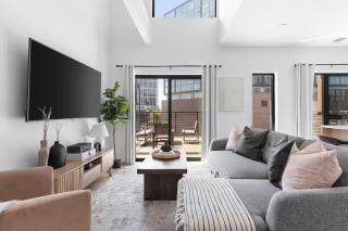 Luxury Penthouse with 2 Floors Pool Patio Gym Walk to Broadway - 0