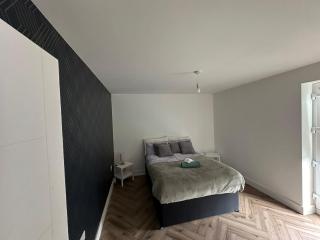 Brand New Luxury Modern Spacious - Birmingham - 4