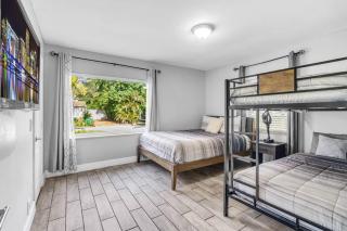 Spacious 3 bedroom Home with Oversized Pool & Backyard - Miami - 7